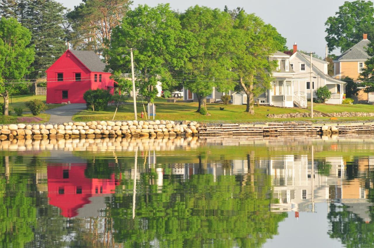 Smugglers Cove Inn Lunenburg Exterior foto
