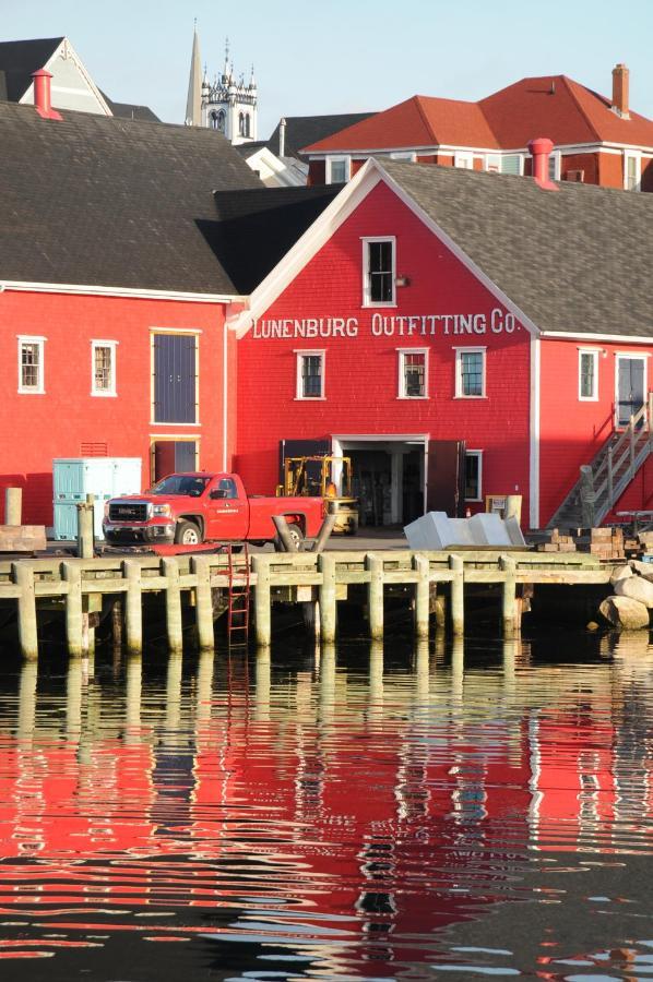 Smugglers Cove Inn Lunenburg Exterior foto