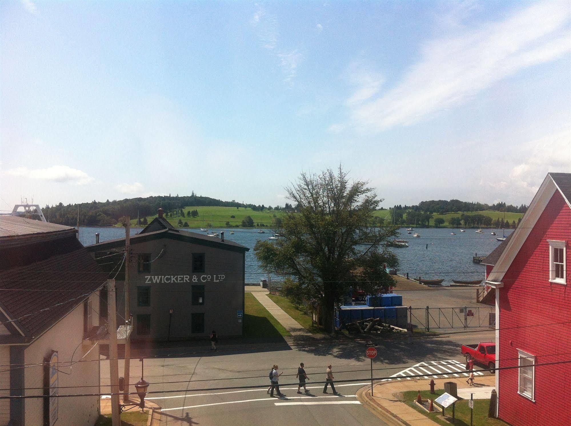 Smugglers Cove Inn Lunenburg Exterior foto